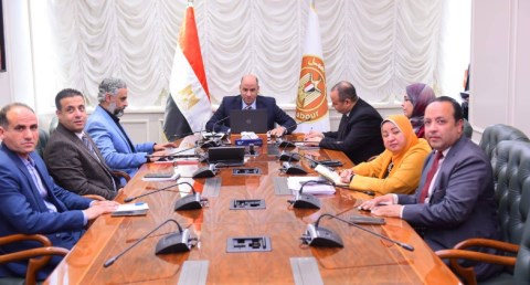 وزير العمل يعقد اجتماعًا مع محافظات القاهرة والجيزة والقليوبية والشرقية.