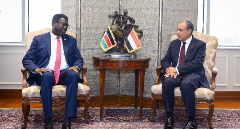 وزير الخارجية يبحث مع نظيره الجنوب سوداني تعزيز العلاقات الثنائية
