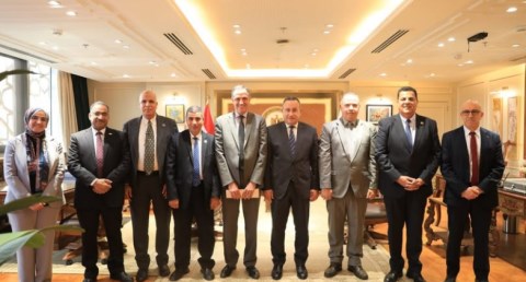 الدكتور عبد العزيز قنصوة