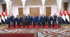 الرئيس السيسي يتوسط صورة تذكارية مع الحكومة الجديدة ويعقد اجتماعًا عقب أدائهم اليمين الدستورية