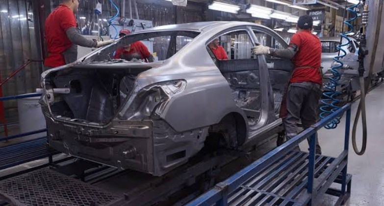 وزير الصناعة يبحث مع شركة نيسان للسيارات خطط الشركة للتوسع بالسوق 