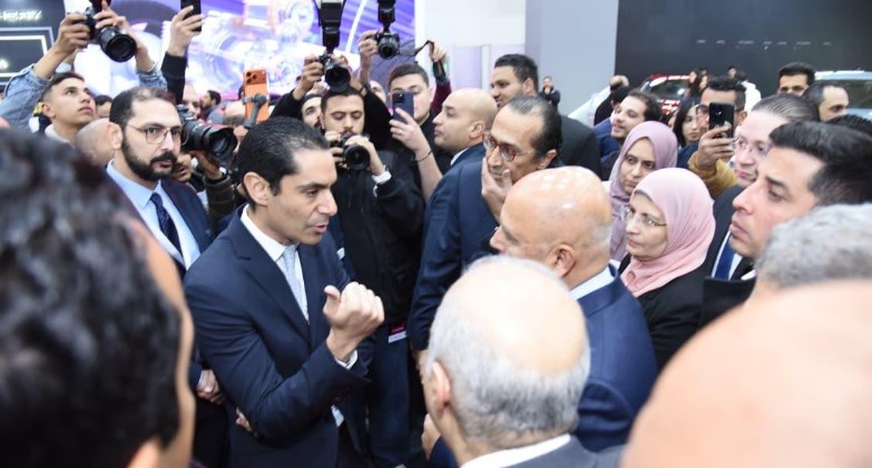 الوزير يتفقد جناح شيري خلال معرض مصر الدولي للسيارات 