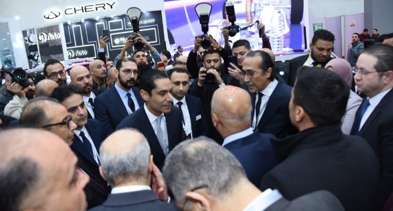 الوزير يتفقد جناح شيري خلال معرض مصر الدولي للسيارات 