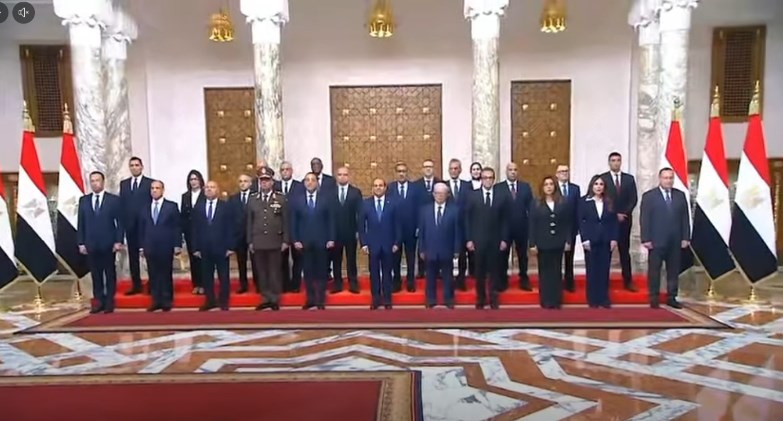 الرئيس السيسي يتوسط صورة تذكارية مع الحكومة الجديدة ويعقد اجتماعًا عقب أدائهم اليمين الدستورية