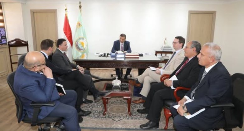وزير الزراعة  مع "باير" العالمية 