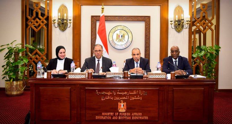 وزير الخارجية يجتمع بقيادات الوزارة ويؤكد أهمية مواصلة تطوير الأداء المؤسسي