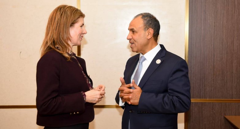 وزير الخارجية يلتقي وزيرة بريطانيا للتنمية الدولية لدعم الاستقرار