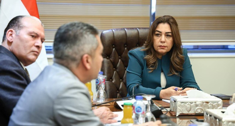 وزيرة التنمية المحلية والبيئة تعقد اجتماعاً مع عدد من قيادات الوزارة لمتابعة بعض الملفات