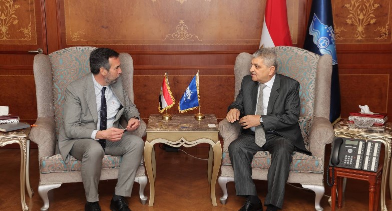 الفريق أسامة ربيع يناقش خطط الإبحار المستقبلية مع مدير الخط الملاحي Hapag-Lloyd