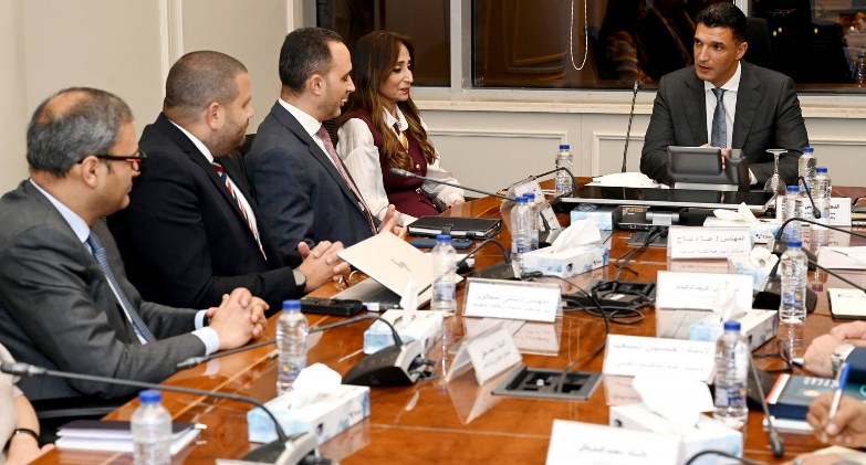 وزير الصناعة يبحث مع شركة نيسان للسيارات خطط الشركة للتوسع بالسوق 