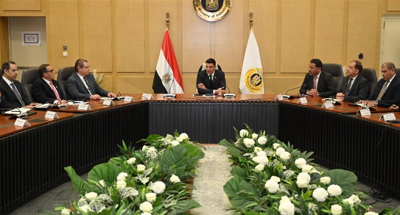  وزير الصناعة يجتمع بقيادات الوزارة ويضع الخطوط العريضة لسير العمل خلال المرحلة المقبلة