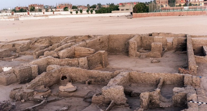 الكشف عن مدينة سكنية من القرن الثامن عشر وجبانة قبطية أسفلها بقنا