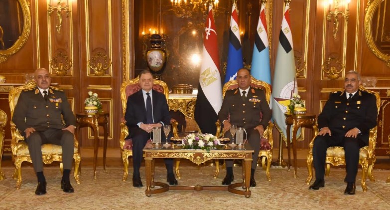 وزير الدفاع: القوات المسلحة والشرطة هما درعا الوطن والعيون الساهرة على أمنه 