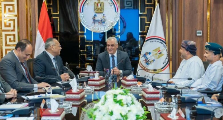 وزير الدولة للإنتاج الحربي يبحث التعاون مع سلطنة عمان في إدارة المخلفات