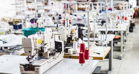 الحكومة تبحث تطوير منظومة التشغيل داخل قطاع صناعة الملابس