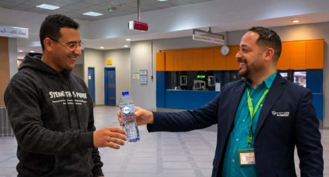 مبادرة لتوزيع التمر وزجاجات المياه على الركاب داخل محطات الخط الأخضر الثالث وقطار العاصمة