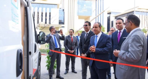 وزير الخارجية يفتتح تشغيل مكتب تصديقات متنقل بالعاصمة الجديدة