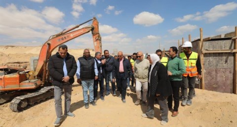 نائب وزيرة الإسكان يتفقد مشروعات الصرف الصحي بمحافظة المنيا