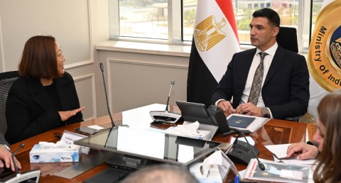وزير الصناعة يبحث مع جنرال موتورز خططها التوسعية لصناعة السيارات في مصر