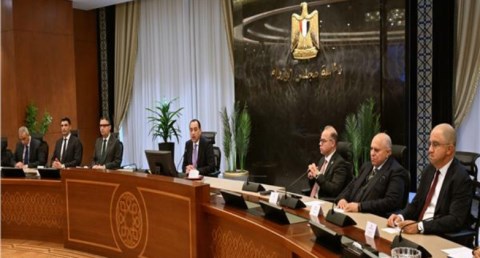 بحضور وزراء .. رئيس الوزراء يعقدُ اجتماعًا مع رؤساء الغرف الصناعية والتجارية