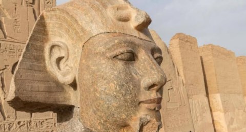 ترميم رأس تمثال جرانيتي للملك رمسيس الثاني