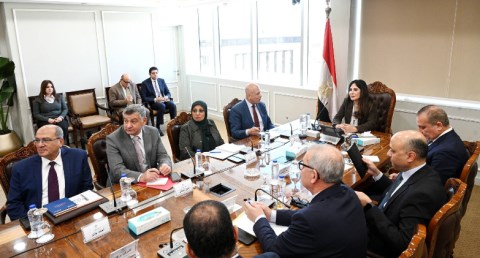 وزيرة الإسكان تتابع توطين صناعة المهمات المستخدمة في مشروعات مياه الشرب