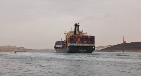 الفريق أسامة ربيع: حركة الملاحة بالقناة منتظمة... وتدابير للتعامل مع سوء الأحوال الجوية