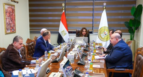 وزيرة التنمية المحلية والبيئة تناقش ملامح الرؤية الاستراتيجية للوزارة 2026–2030