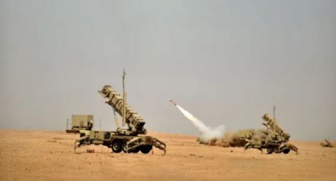 اعتراض صواريخ ومسيرات في السعودية والبحرين ورفع حالة التأهب بقطر