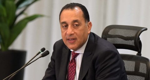 رئيس الوزراء يصدر قرارا بشأن الآليات القانونية لغلق المحال العامة والمراكز التجارية والمطاعم