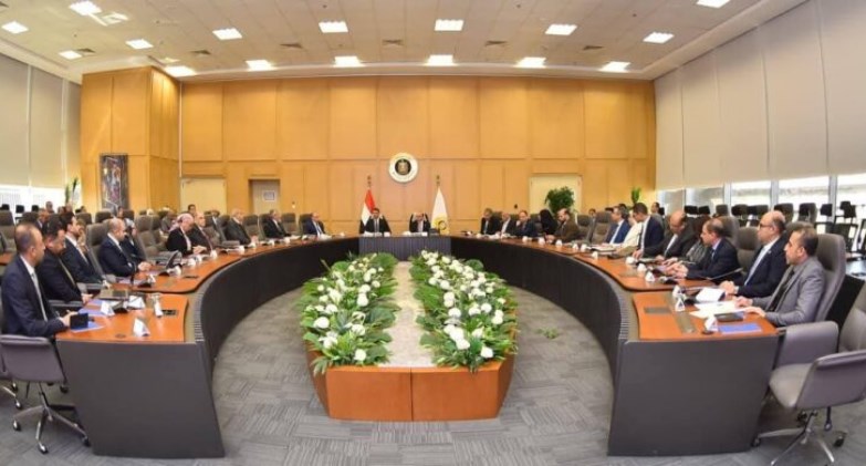 الحكومة تبحث تطوير منظومة التشغيل داخل قطاع صناعة الملابس