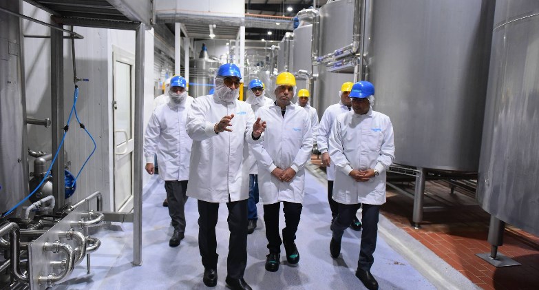 وزير العمل يستكمل جولته في الجيزة بتفقد شركة فرونيري آيس كريم مصر