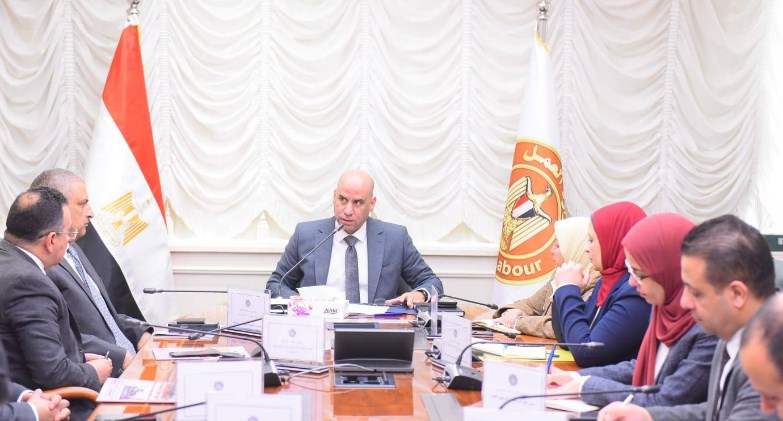 وزير العمل يبحث مع وفد شركة ليوني مصر الألمانية لتصنيع ضفائر السيارات فتح أسواق عمل جديدة