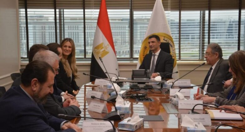 هاشم يبحث مع مرسيدس بنز توسيع حجم أعمالها بالسوق المصرية