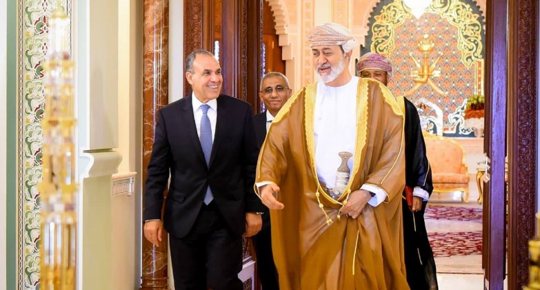 وزير الخارجية ينقل رسالة تضامن إلى سلطان عُمان ويبحث جهود احتواء التصعيد الإقليمي