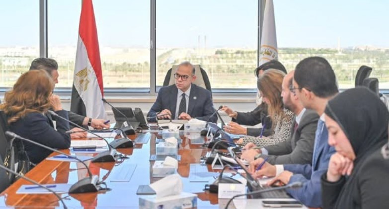 محمد فريد صالح وزير الاستثمار والتجارة الخارجية مع  وفد البنك الأوروبي