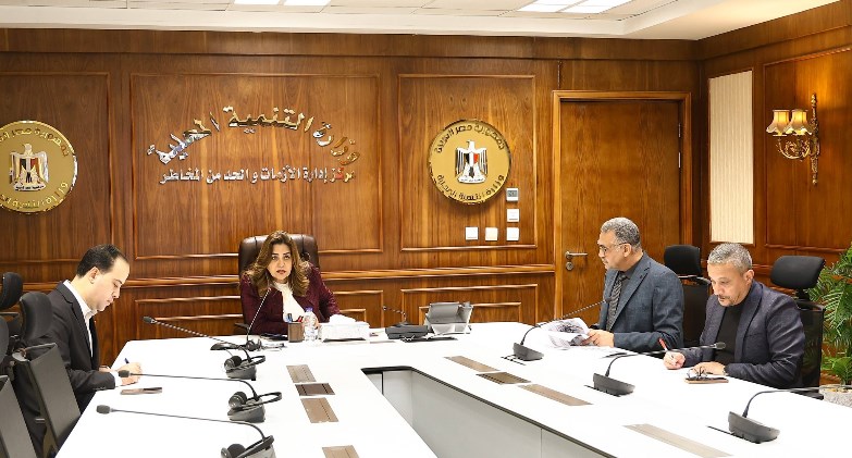 وزيرة التنمية المحلية تتابع جهود المحافظات في التعامل مع مياه الأمطار 