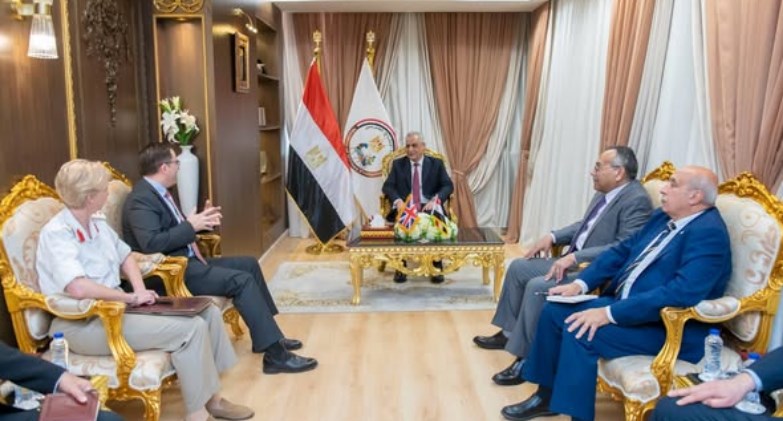 وزير الدولة للإنتاج الحربي يستقبل السفير البريطاني بالقاهرة