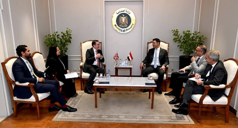 وزير الصناعة يبحث مع سفير بريطانيا زيادة الاستثمارات في السيارات والأدوية