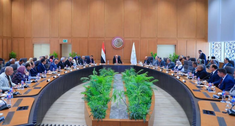 وزير التعليم يعقد اجتماعًا مع قيادات مديريات القليوبية والإسماعيلية والسويس 