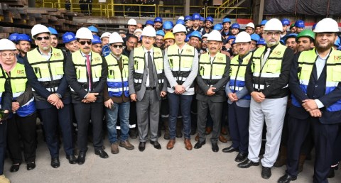 وزير الصناعة يتفقد عدداً من المصانع المتخصصة في الحديد والصلب بالسويس