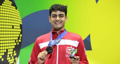 وزير الشباب يهنئ عبدالرحمن طلبه بعد التتويج بفضية سلاح الشيش في بطولة العالم