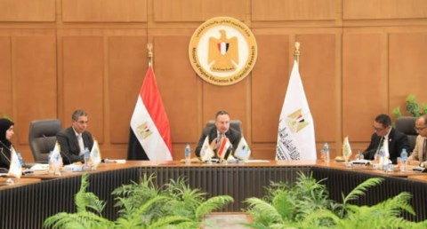 وزير التعليم العالي في اجتماع موسع بممثلي الاتحادات الطلابية والأسر المركزية