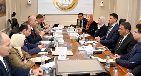 وزيرا الصناعة والعمل يبحثان سبل تعزيز التكامل والتعاون بين الوزارتين في المجالات المشتركة