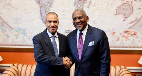 وزير الخارجية يلتقي زعيم الأقلية الديمقراطية في لجنة الشئون الخارجية بمجلس النواب الأمريكي