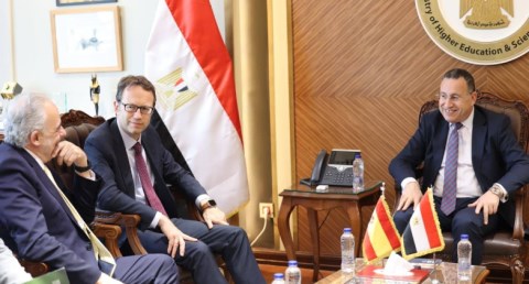 وزير التعليم العالي يبحث التعاون مع سفير مملكة إسبانيا ووفد جامعة برشلونة
