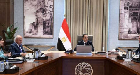 مدبولي يتابع موقف المشروعات التي تَقَرر إرجاء تنفيذها أو إبطاؤها