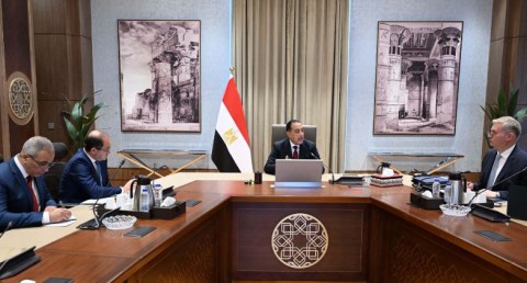 رئيس الوزراء يتابع مع وزيري المالية والبترول عددًا من ملفات العمل المشترك