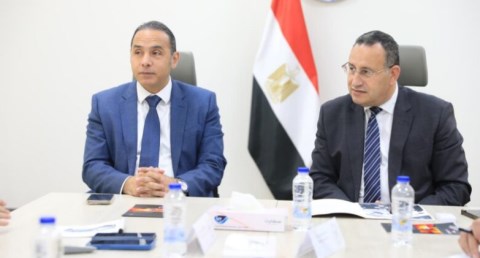 قنصوة وعزام يبحثان آليات تعزيز الثقافة المالية بين طلاب الجامعات