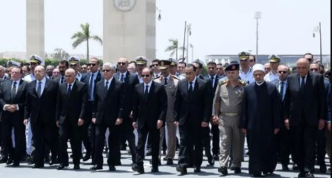 السيسي يتقدم مشيعي جنازة والد رئيس الوزراء في مسجد المشير